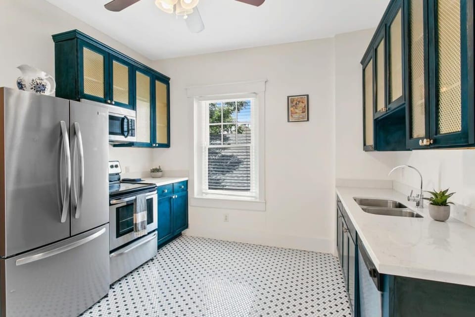 Stunning 2BD luxury apt perfect NOLA location Apartment in Warehouse District