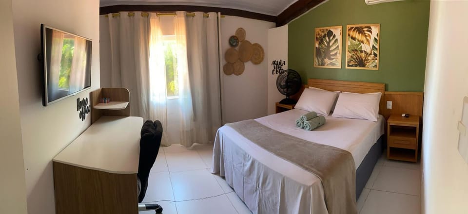 Bed, TV and multimedia, Photo of the whole room, Bedroom