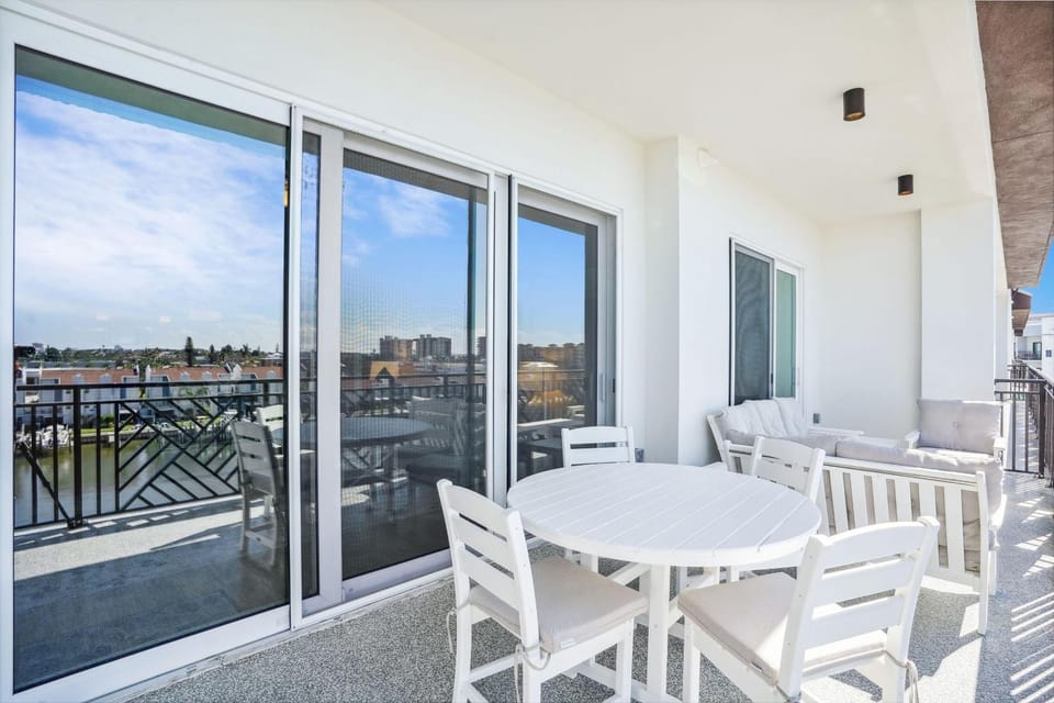 The Harbor Condo 503 - Premier House in Madeira Beach