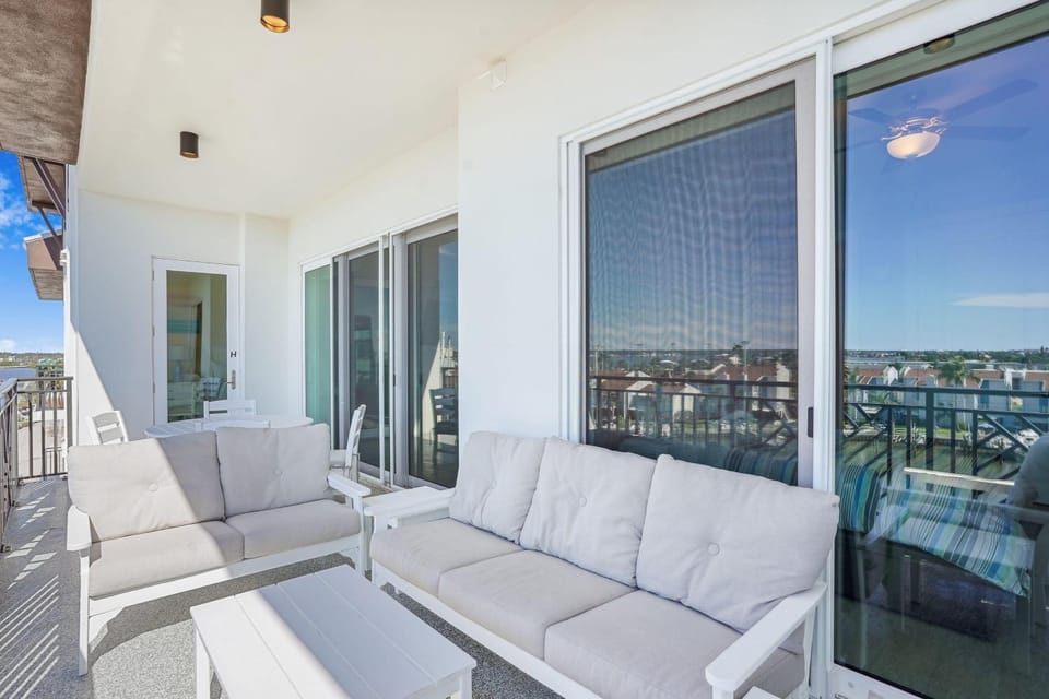 The Harbor Condo 503 - Premier House in Madeira Beach