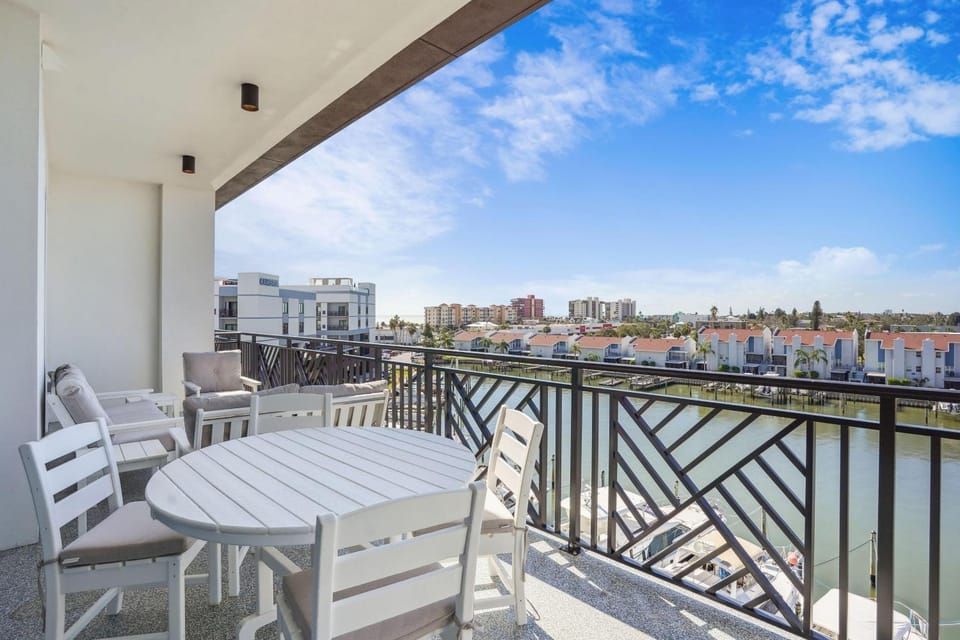 The Harbor Condo 503 - Premier House in Madeira Beach
