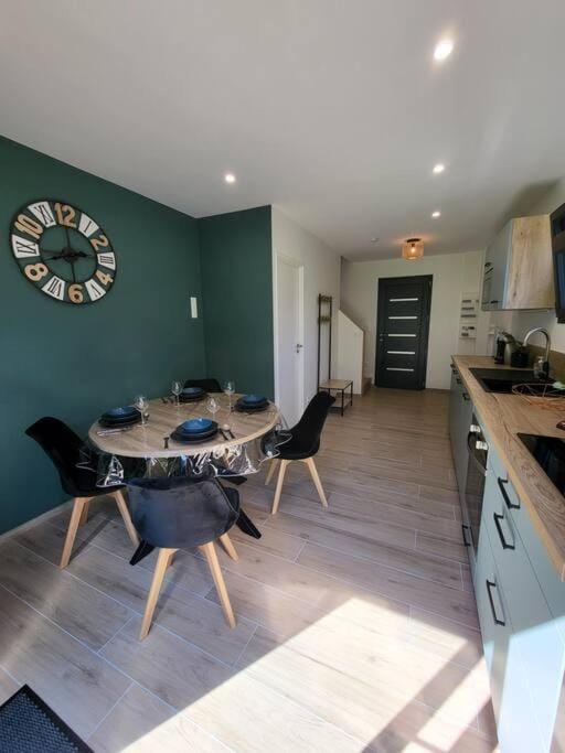 Kitchen or kitchenette, Dining area, minibar, pet friendly, stove