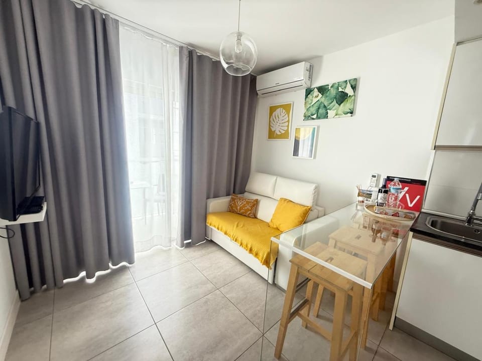TV and multimedia, Kitchen or kitchenette, Living room, Seating area, Dining area