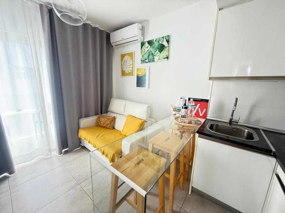 Kitchen or kitchenette, Living room, Seating area, Dining area, air conditioner