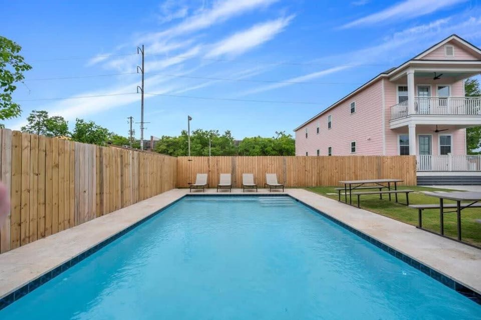 Elegant 4bd with Pool and Off Street Parking Apartment in New Orleans