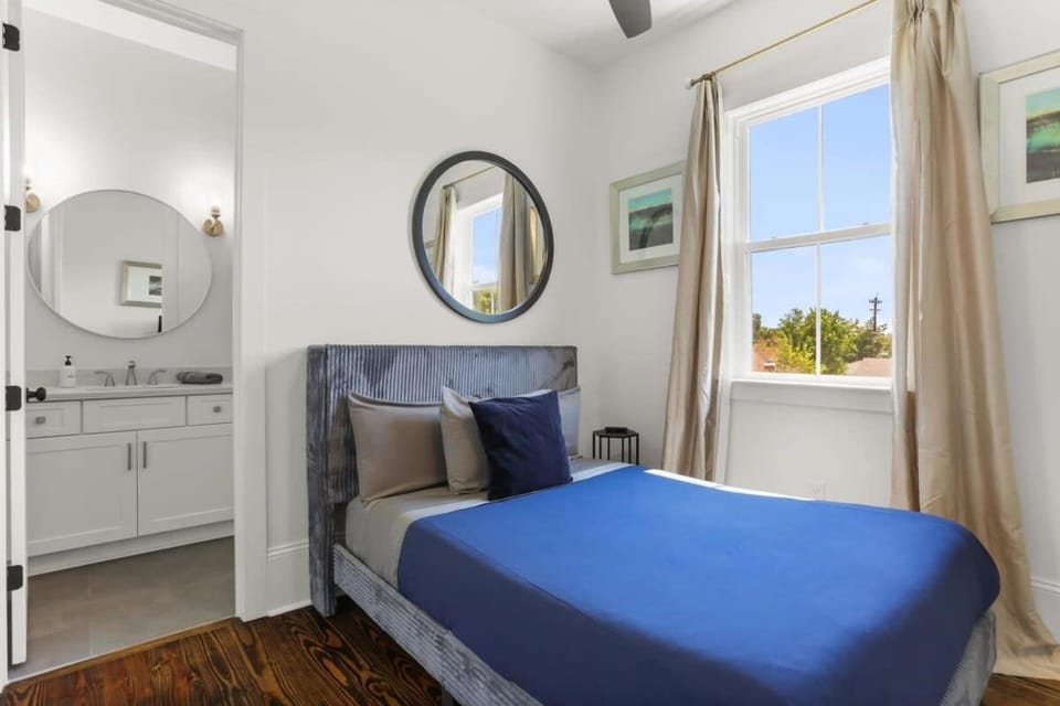 Elegant 4bd with Pool and Off Street Parking Apartment in New Orleans