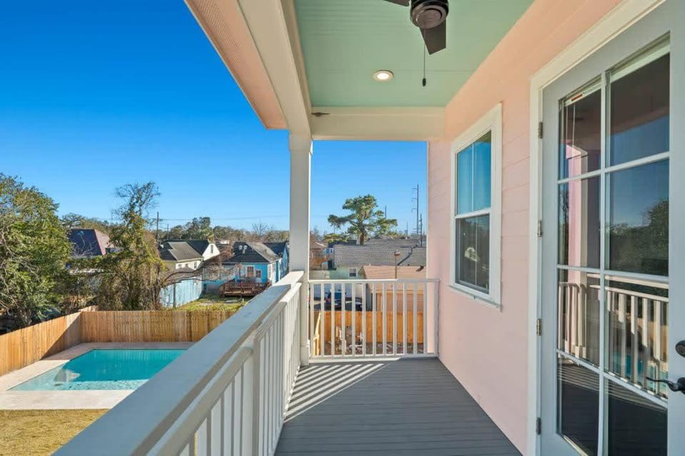Elegant 4bd with Pool and Off Street Parking Apartment in New Orleans