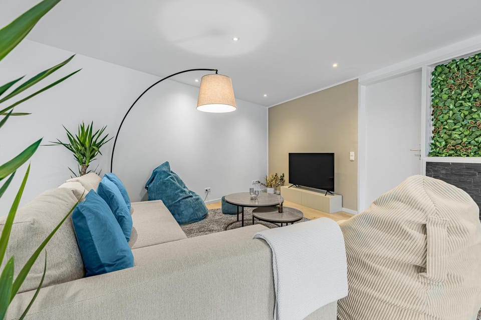 TV and multimedia, Living room, Photo of the whole room, Seating area, Evening entertainment