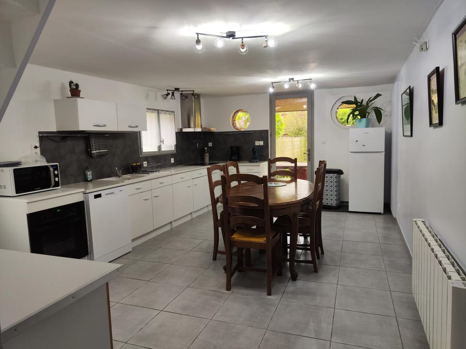 Coffee/tea facilities, dishwasher, microwave, storage, toaster