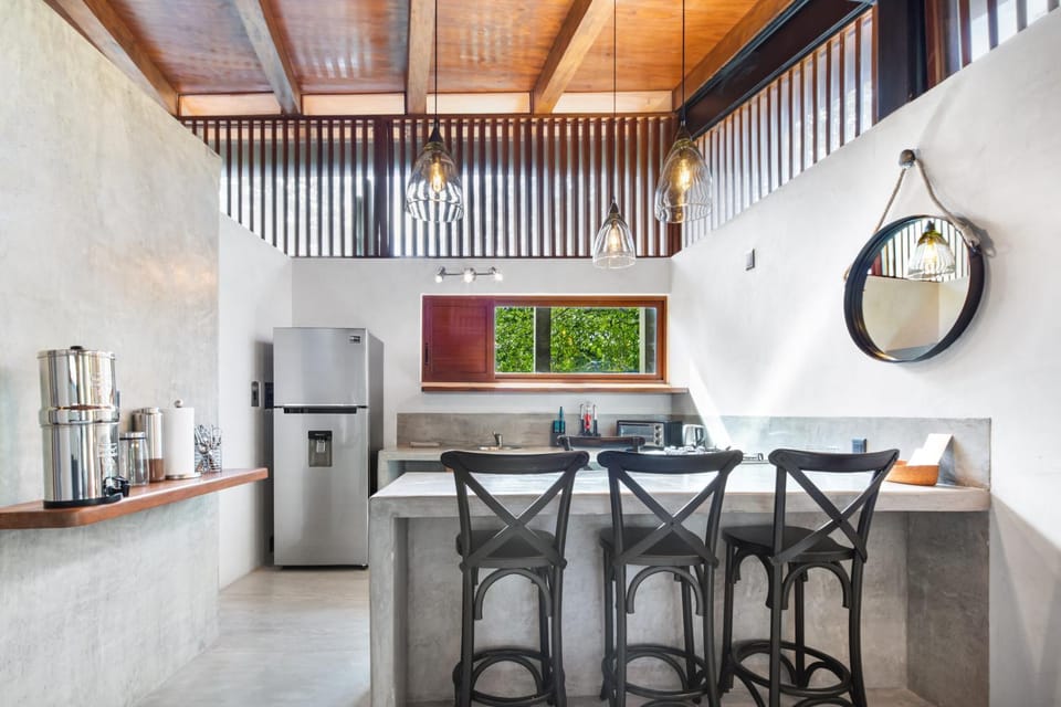 Coffee/tea facilities, Kitchen or kitchenette, Seating area, Dining area, stove