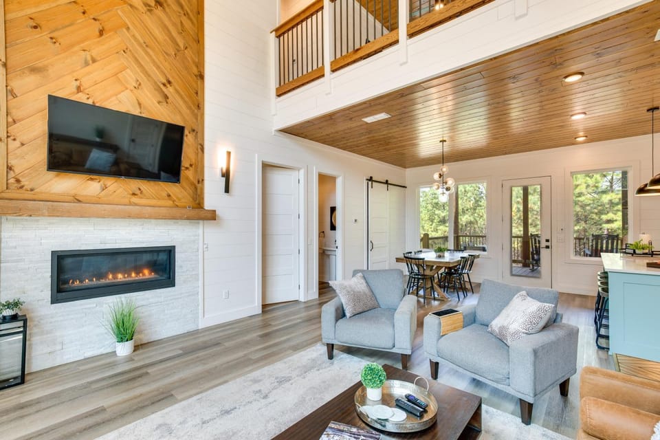 Luxe Broken Bow Cabin: Hot Tub & Outdoor Fireplace Cabin in Oklahoma