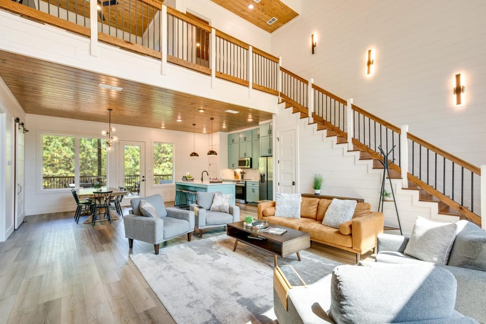 Luxe Broken Bow Cabin: Hot Tub & Outdoor Fireplace Cabin in Oklahoma