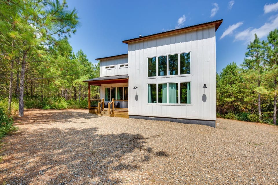 Luxe Broken Bow Cabin: Hot Tub & Outdoor Fireplace Cabin in Oklahoma