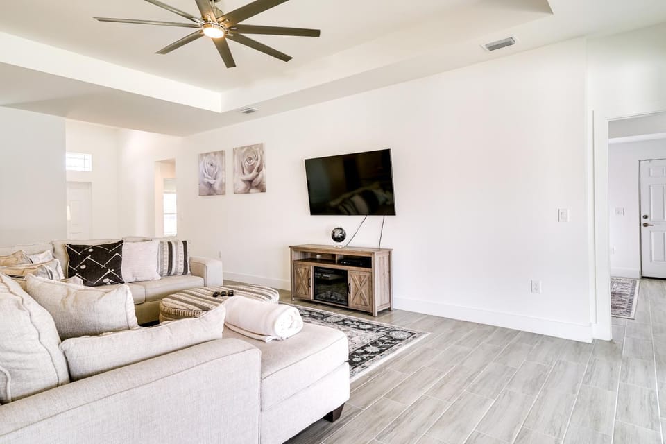 Furnished Lanai & Yard: Comfy Lehigh Acres Getaway House in Lehigh Acres
