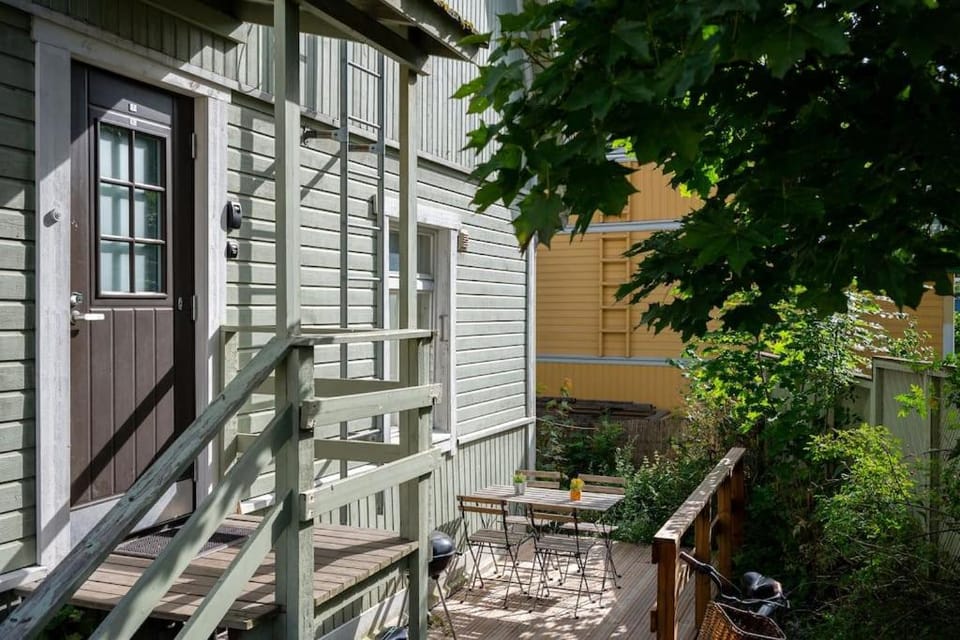 Cozy SELF-SERVICE wooden studio near Aura river, private bath & parking Apartment in Turku