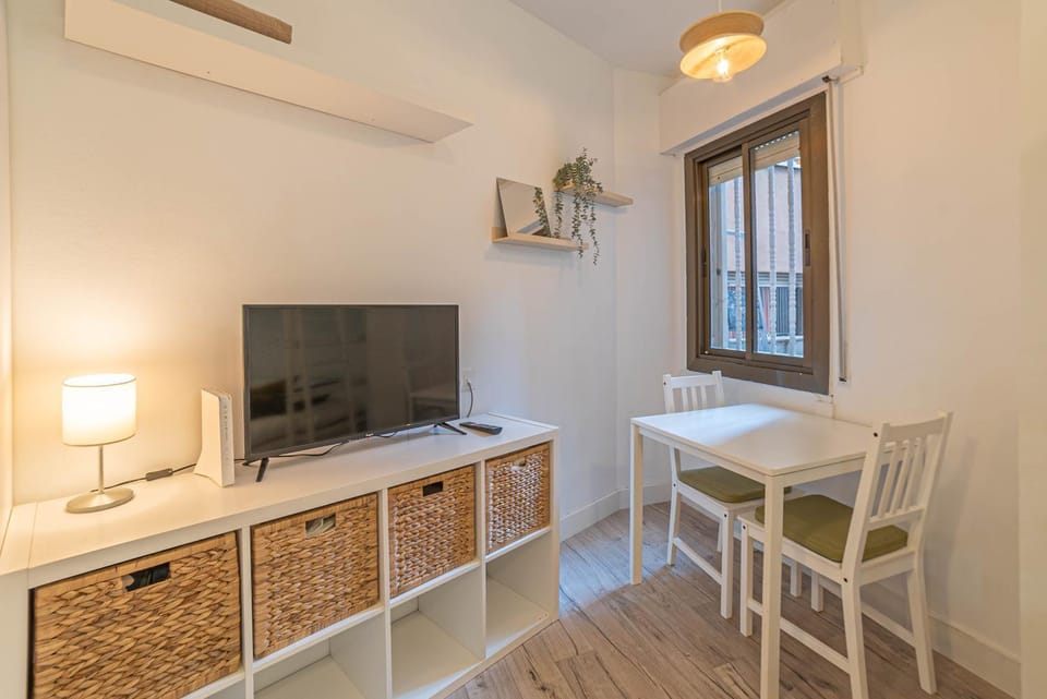Communal lounge/ TV room, TV and multimedia, Dining area, air conditioner