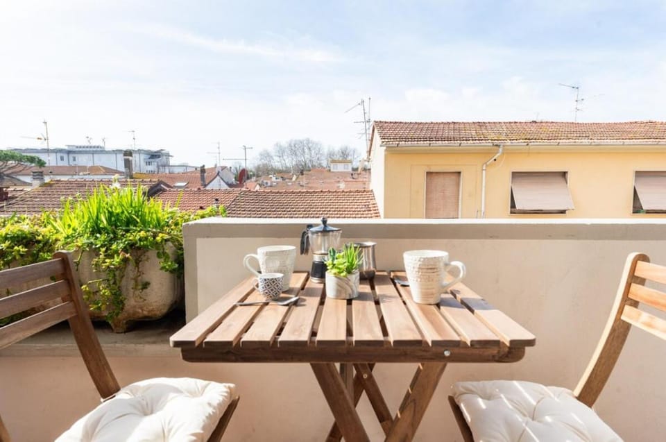 Property building, Patio, Day, View (from property/room), Balcony/Terrace, Food and drinks, Dining area, Drinks