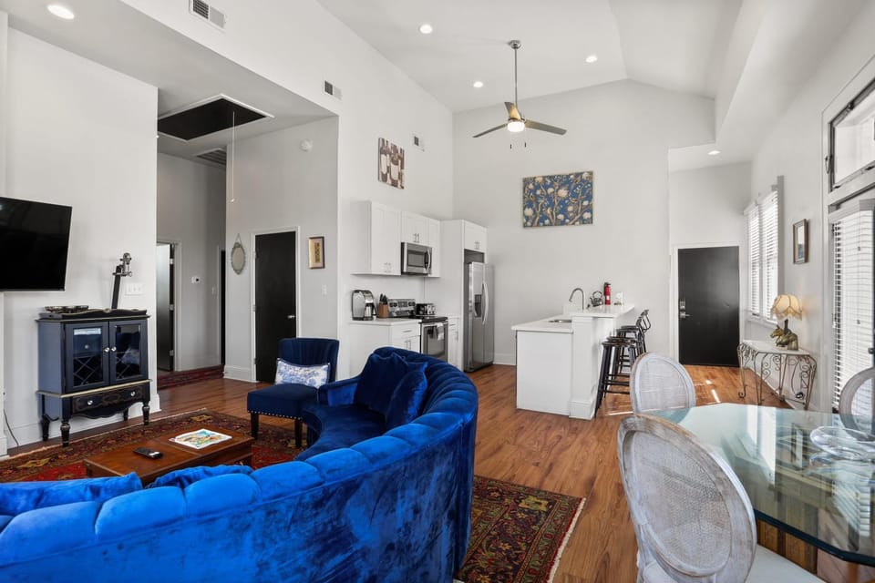 Stunning 2-Bedroom Garden District Newly Renovated Apartment in New Orleans