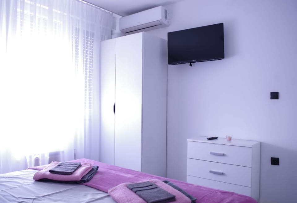 Bed, TV and multimedia, Photo of the whole room, Bedroom, towels, air conditioner