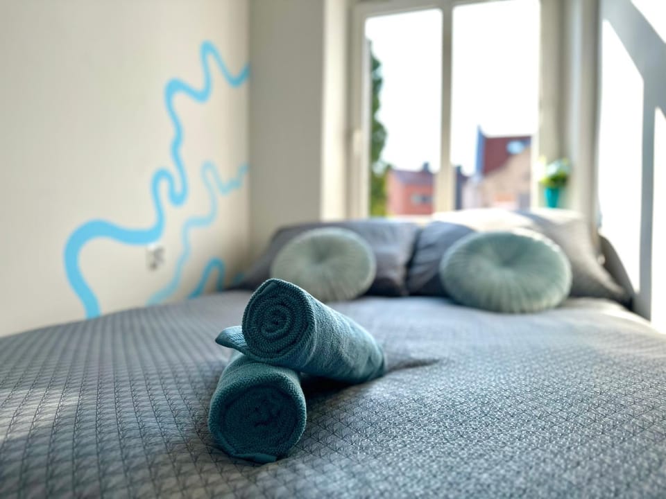 Bed, Photo of the whole room, Bedroom, towels