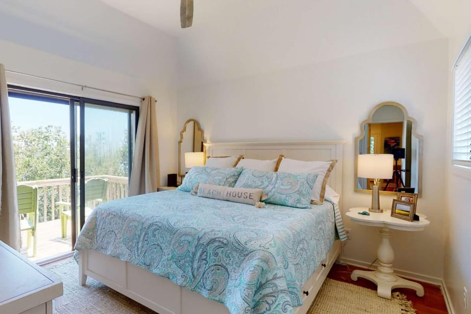 A Golden Retreat House in Bald Head Island
