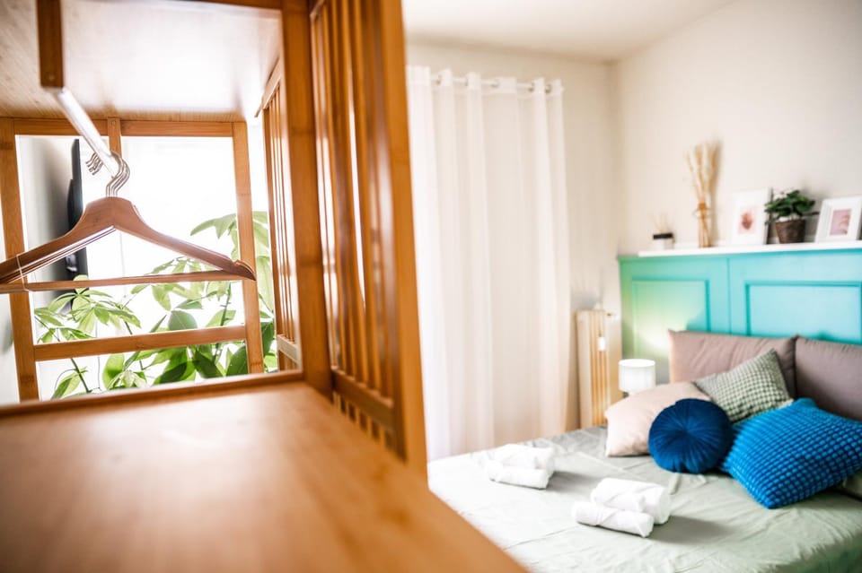 Bed, Living room, Photo of the whole room, Seating area, Dining area, Bedroom