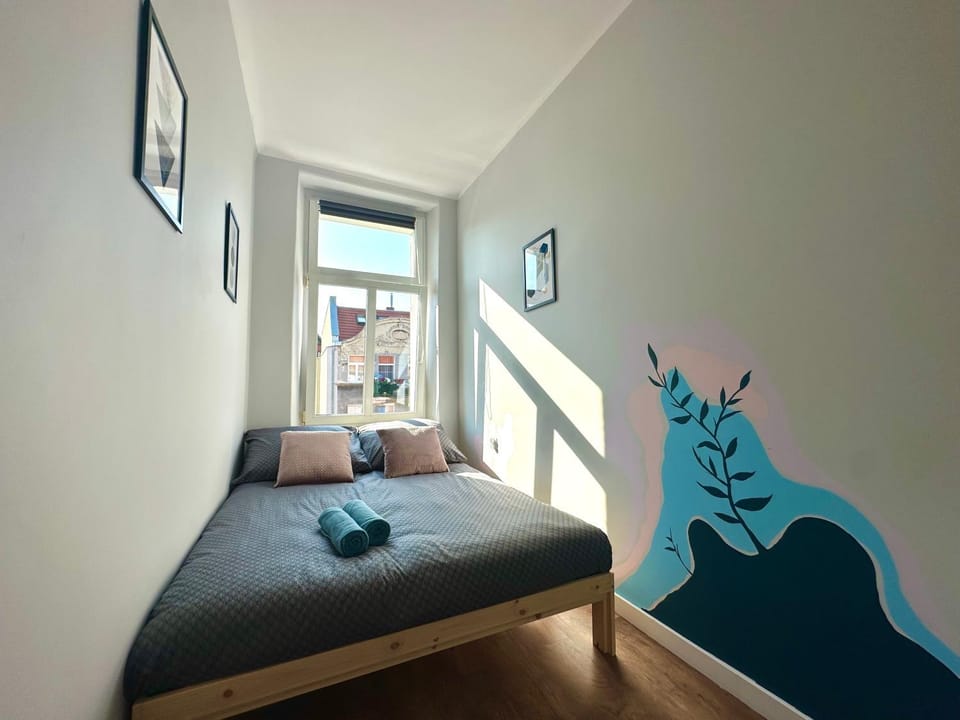 Bed, Photo of the whole room, Decorative detail, towels