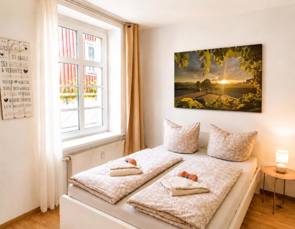 Bed, Bedroom, towels