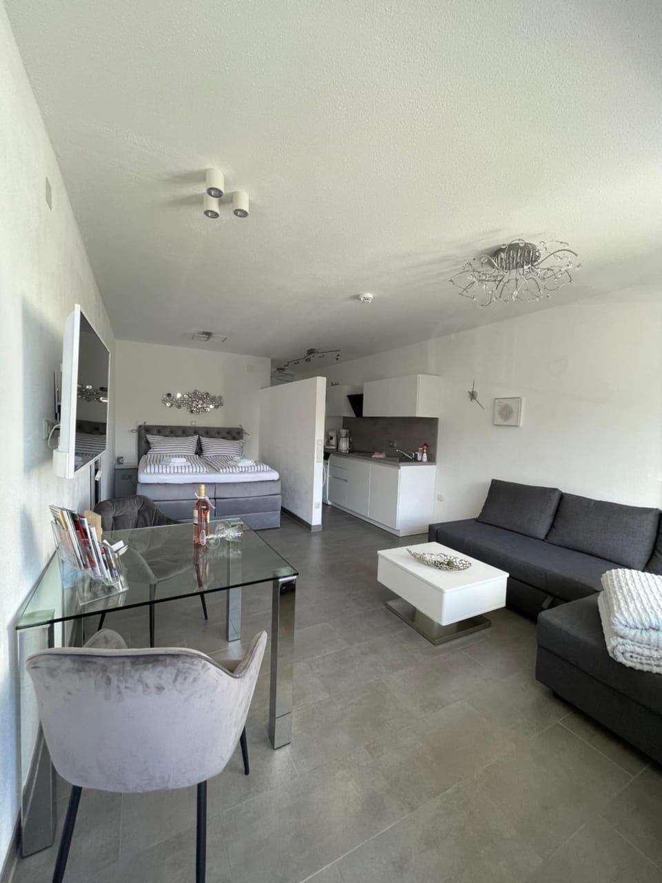 Bed, TV and multimedia, Photo of the whole room, Seating area, Dining area