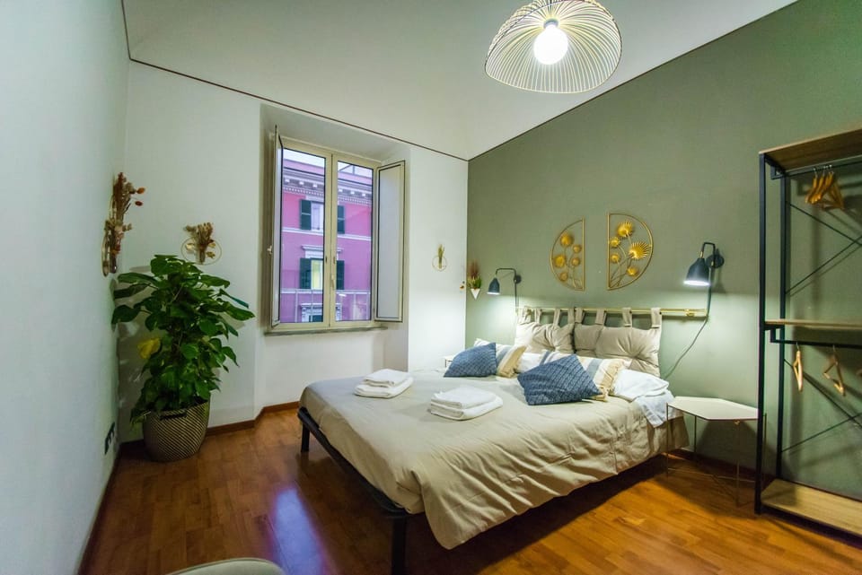 Photo of the whole room, Bedroom, towels