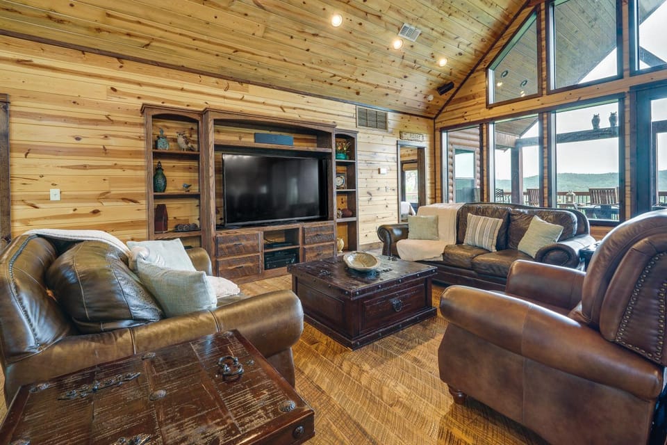 Cabin w/ Game Room & Hot Tub in Broken Bow! Cabin in Oklahoma