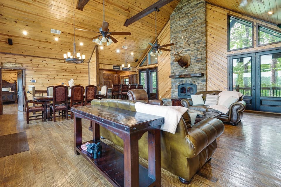 Cabin w/ Game Room & Hot Tub in Broken Bow! Cabin in Oklahoma