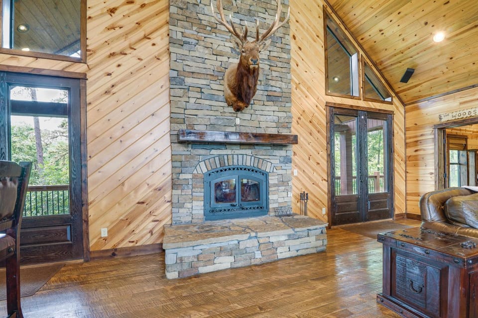 Cabin w/ Game Room & Hot Tub in Broken Bow! Cabin in Oklahoma