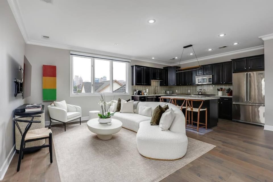 Lumber Barons Detroit Brush Park Penthouse 3BR 2 Kings 1 Queen 2 Baths 1 Car Garage Apartment in Windsor