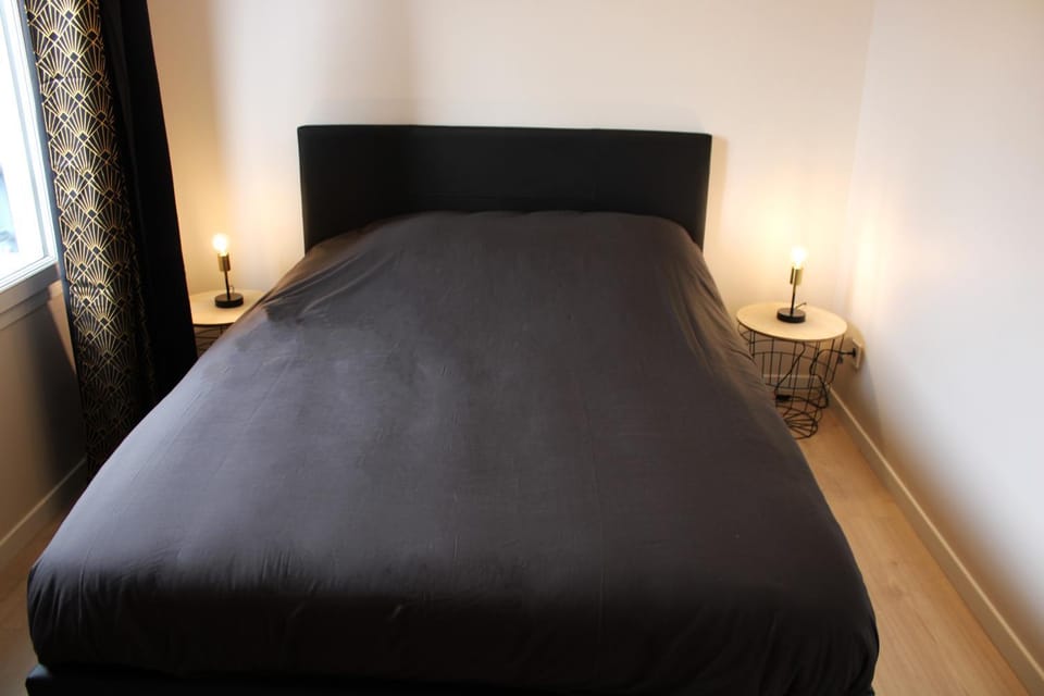 Photo of the whole room, Bedroom