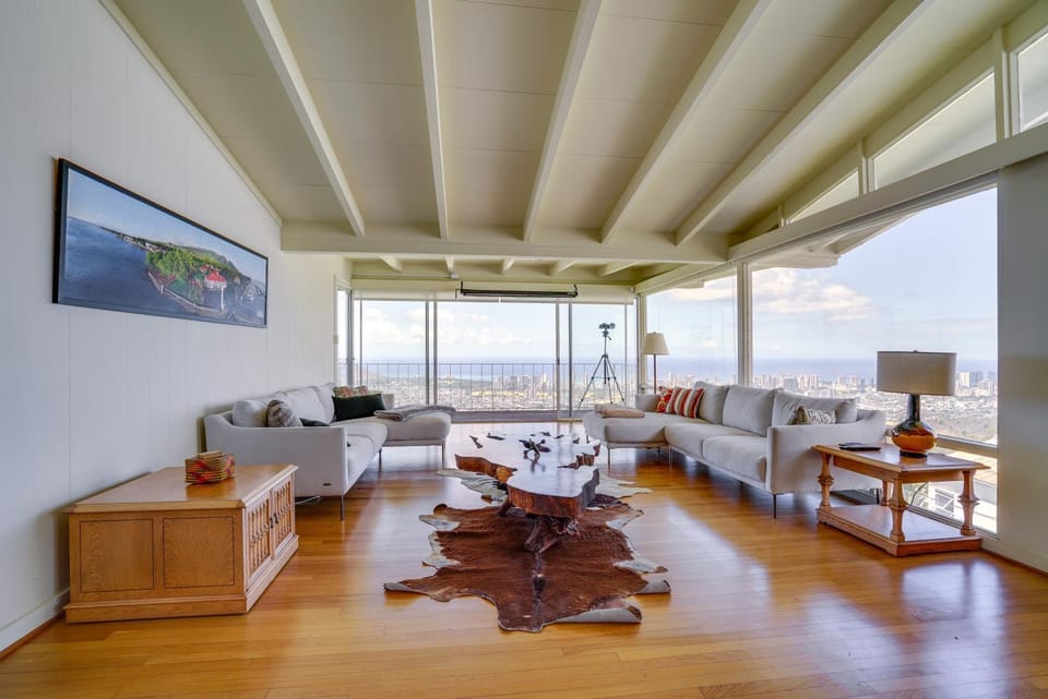 Ocean + Skyline Views: Honolulu Retreat House in Honolulu