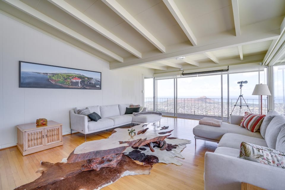 Ocean + Skyline Views: Honolulu Retreat House in Honolulu