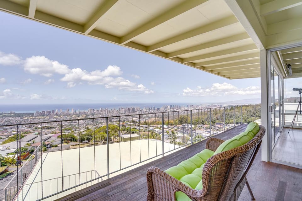 Ocean + Skyline Views: Honolulu Retreat House in Honolulu