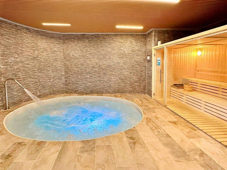 Hot Tub, Sauna