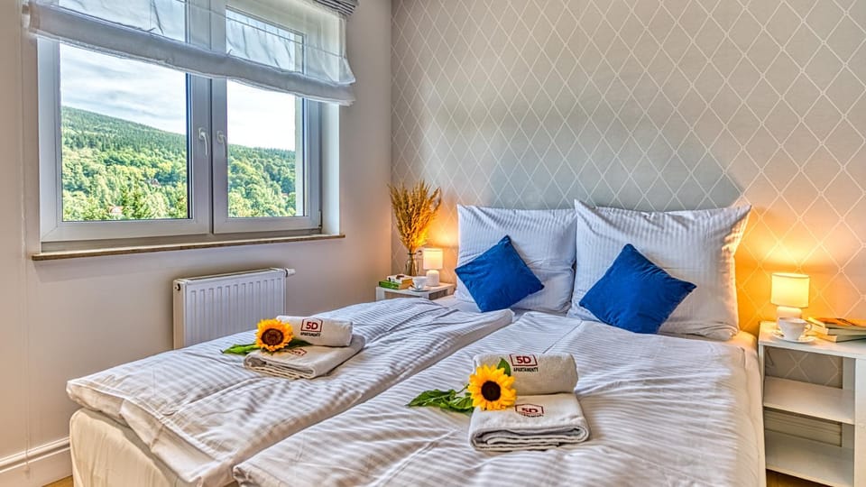 Bed, Photo of the whole room, Food, towels