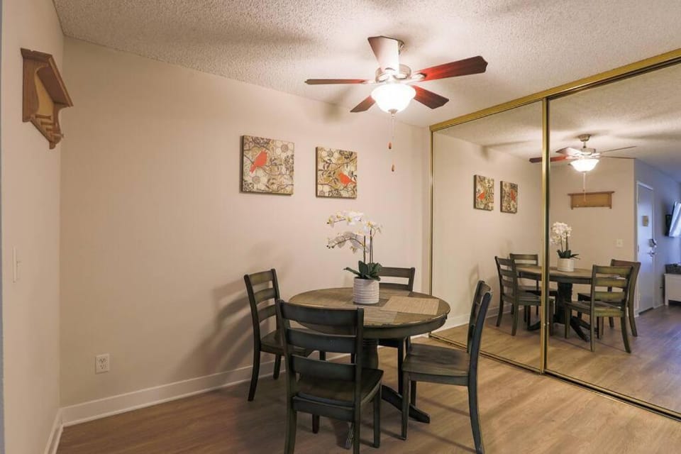 Shabby Chic Oceanside King & 2 Queen bed Pool GYM Apartment in Oceanside