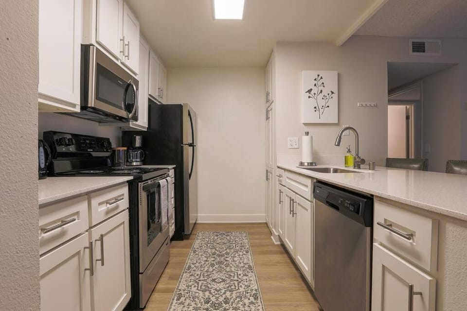 Shabby Chic Oceanside King & 2 Queen bed Pool GYM Apartment in Oceanside