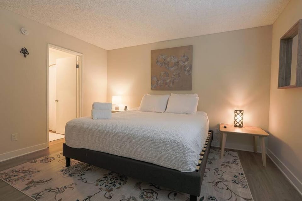 Shabby Chic Oceanside King & 2 Queen bed Pool GYM Apartment in Oceanside