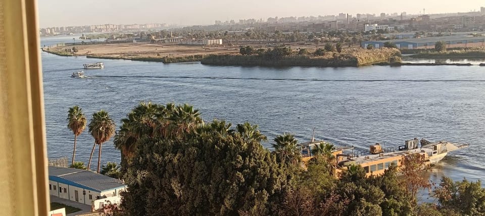 شقة فندقيه فاخرة بمنطقة المعادى صف اول جميع الغرف تطل على النيل A luxury hotel apartment in Maadi, first row. All rooms overlook the Nile Apartment in Cairo Governorate