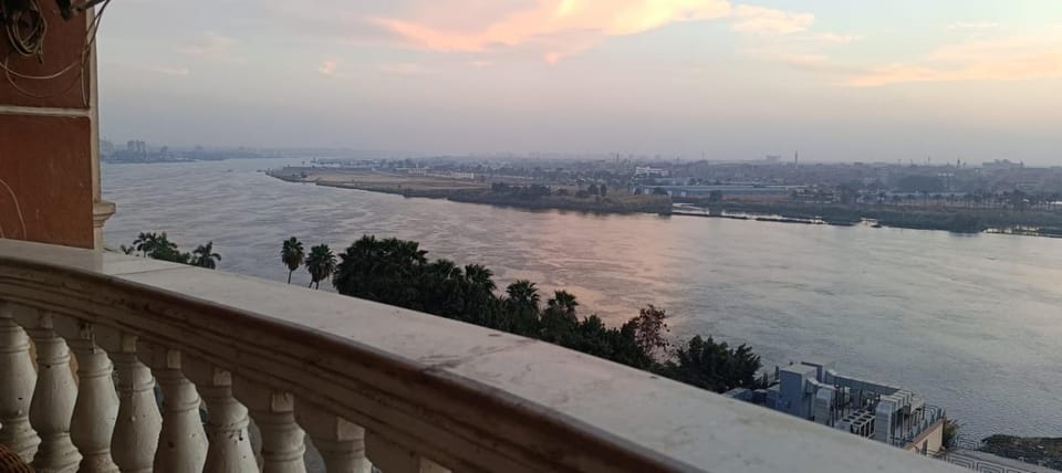 شقة فندقيه فاخرة بمنطقة المعادى صف اول جميع الغرف تطل على النيل A luxury hotel apartment in Maadi, first row. All rooms overlook the Nile Apartment in Cairo Governorate