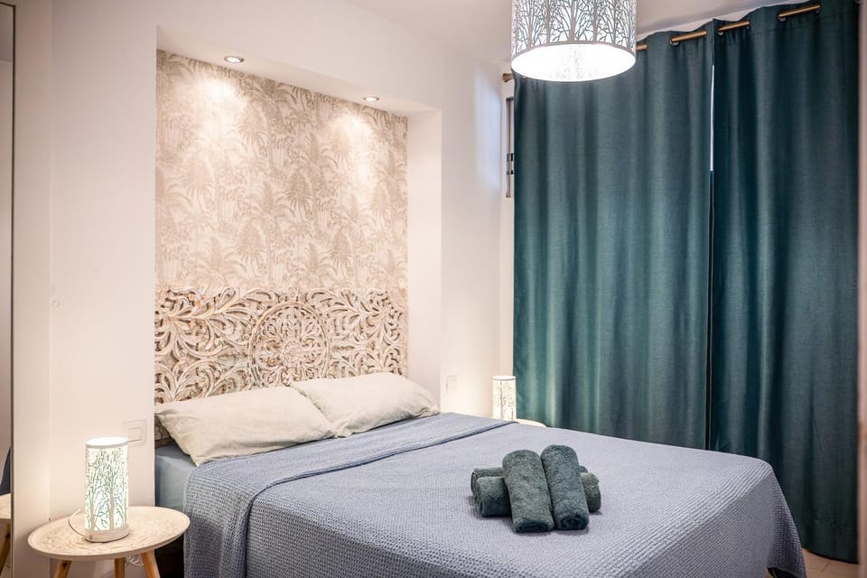 Bed, Bedroom, towels