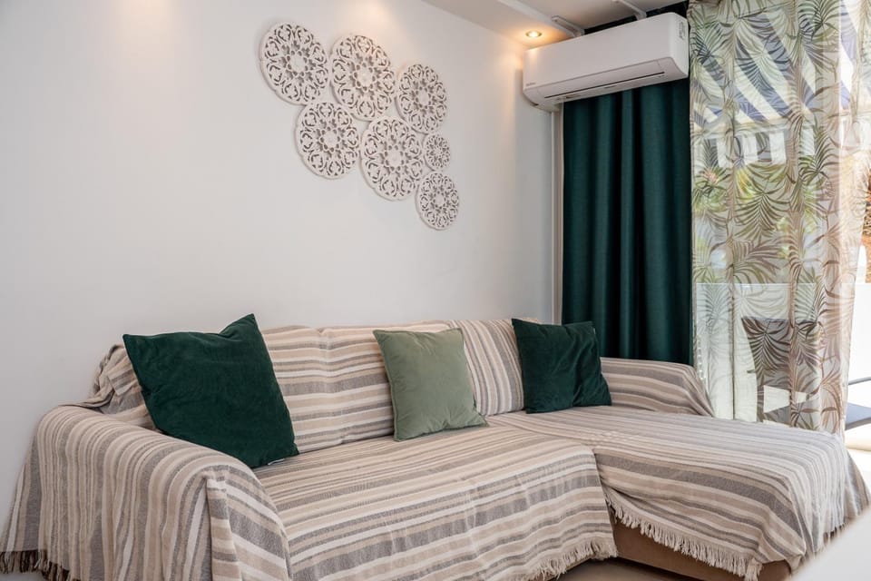 Bed, Living room