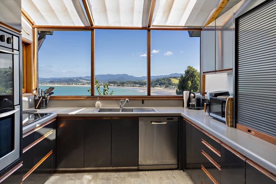 Kitchen or kitchenette, Sea view, oven