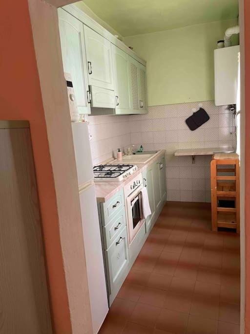 Kitchen or kitchenette, minibar, oven, stove