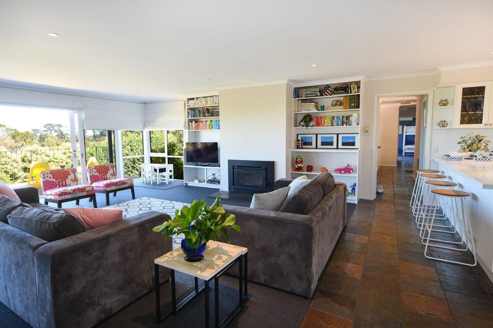 TV and multimedia, Kitchen or kitchenette, Seating area